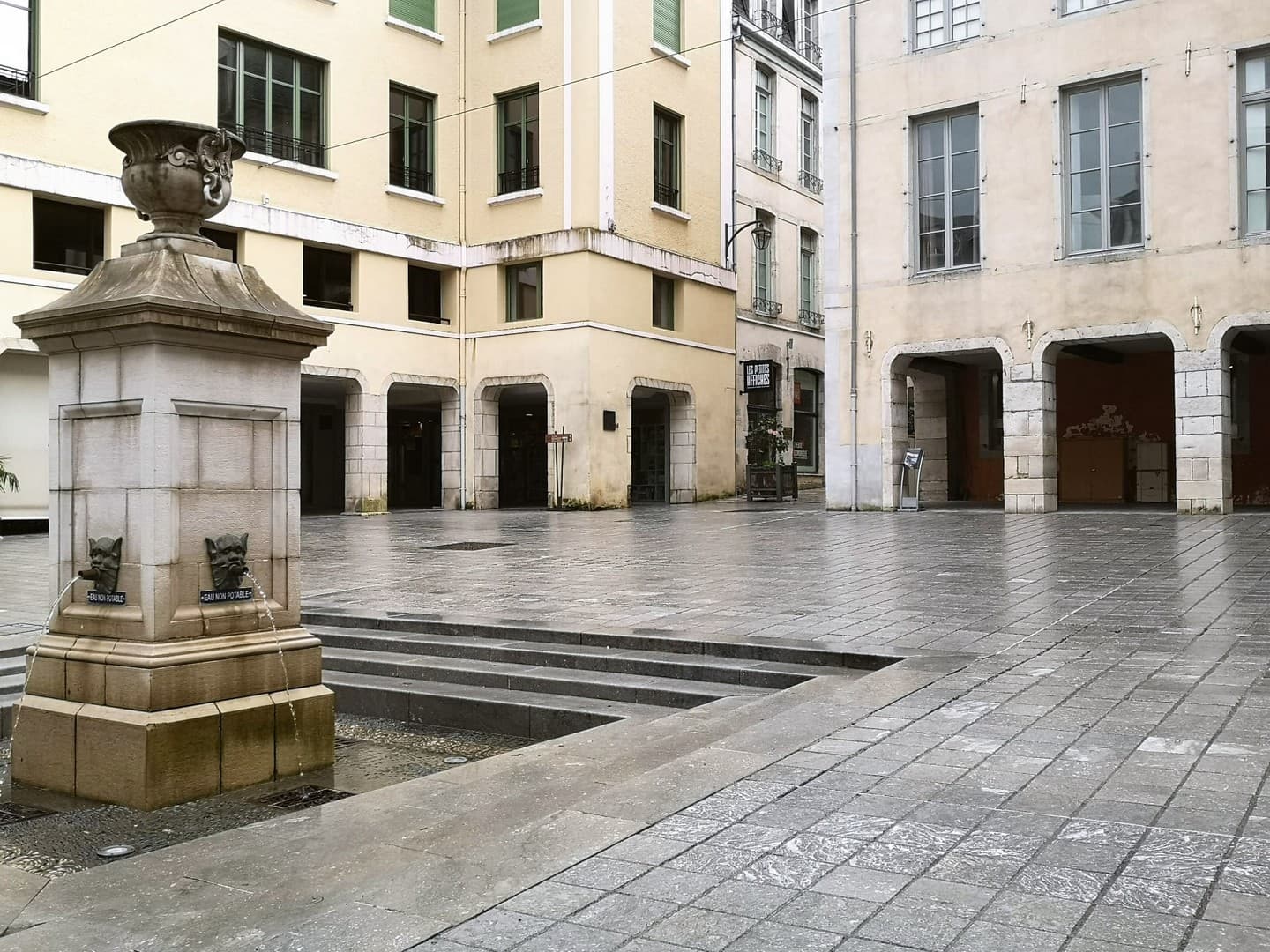 Place Reine Marguerite - Pau - côté arcades