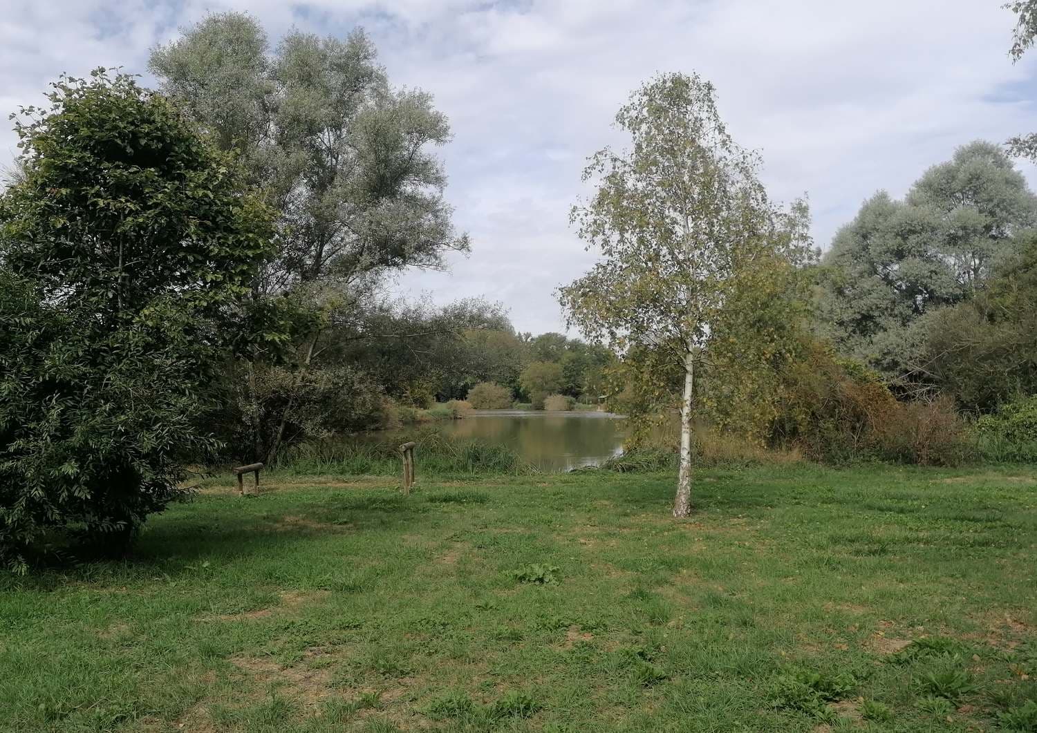 Stationnement camping car au Plan d'eau de Verneuil à Gençay