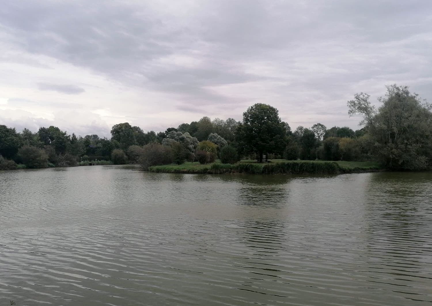 Stationnement camping car au Plan d'eau de Verneuil à Gençay