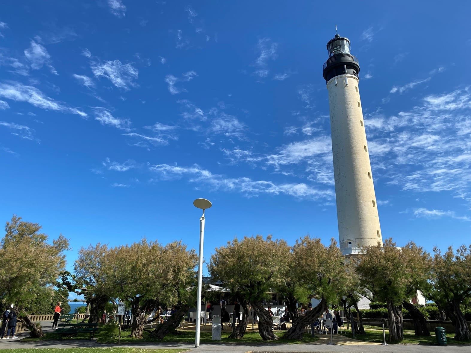 Vue du Phare depuis le Plateau du phare et le foodruck sous les tamaris