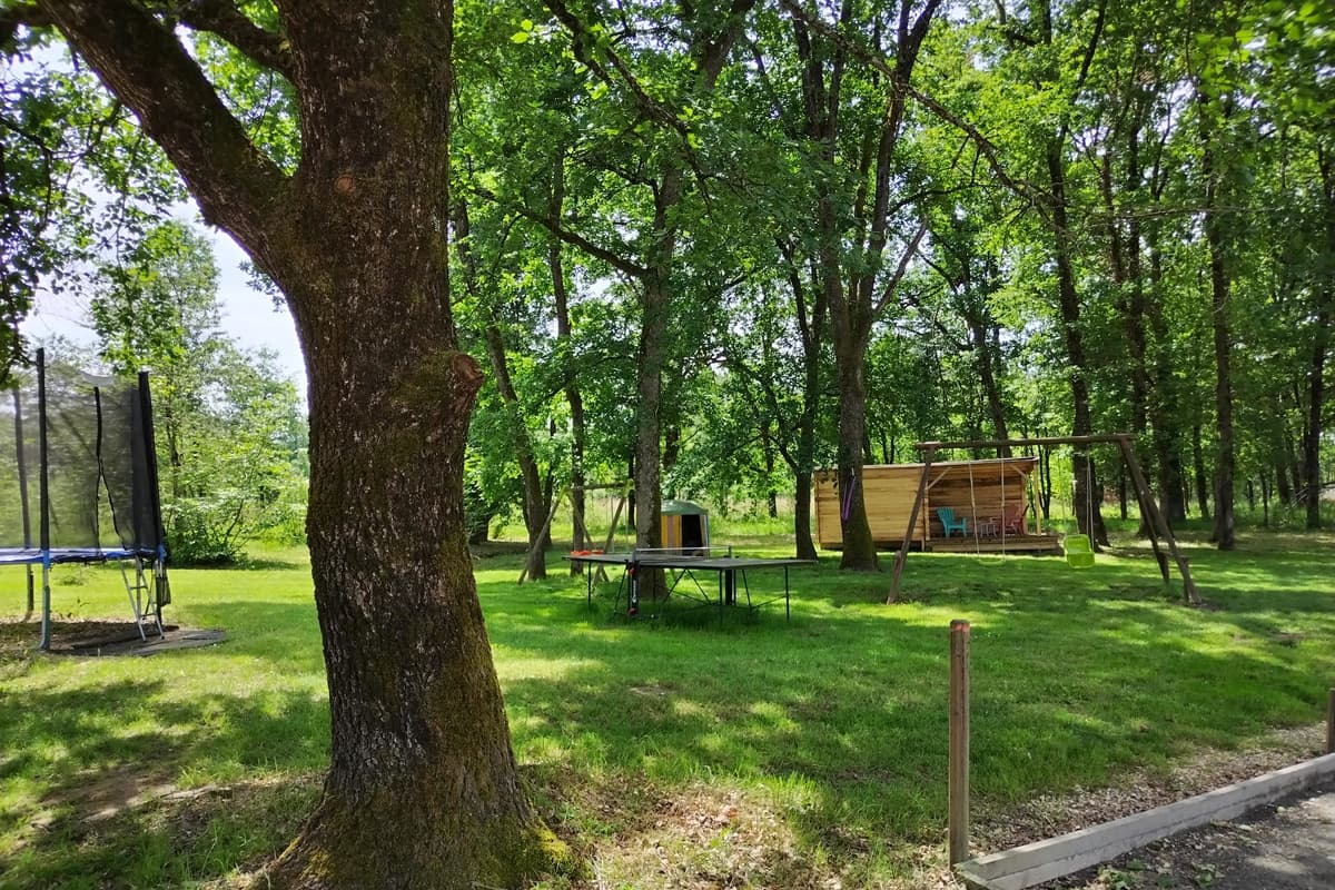 Extérieur - vue sur bois - Gîte la Fôret