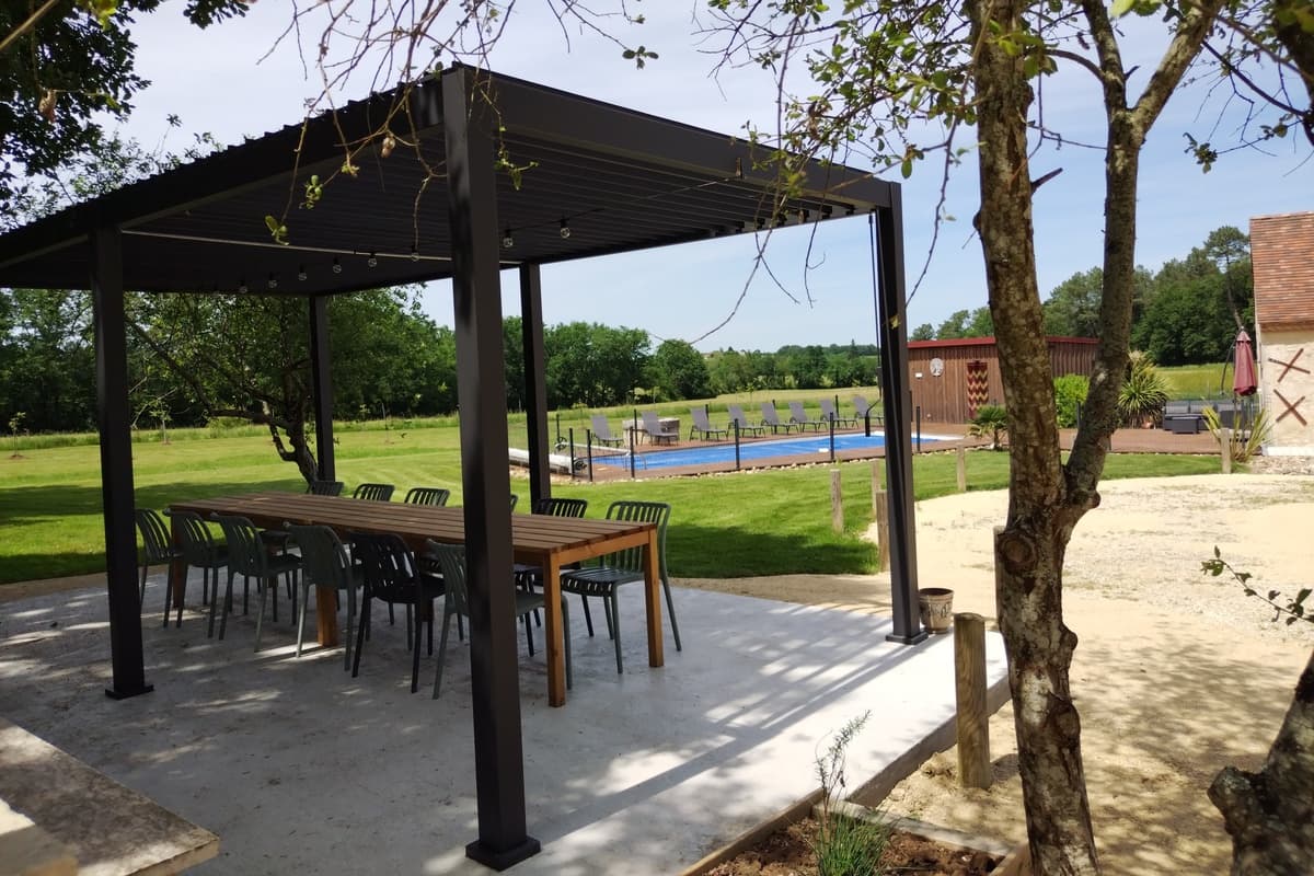 Extérieur - vue sur piscine - Gîte la Fôret