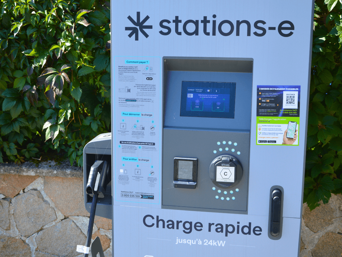 Borne de recharge pour véhicules électriques - Saint-Hilaire-les-Places