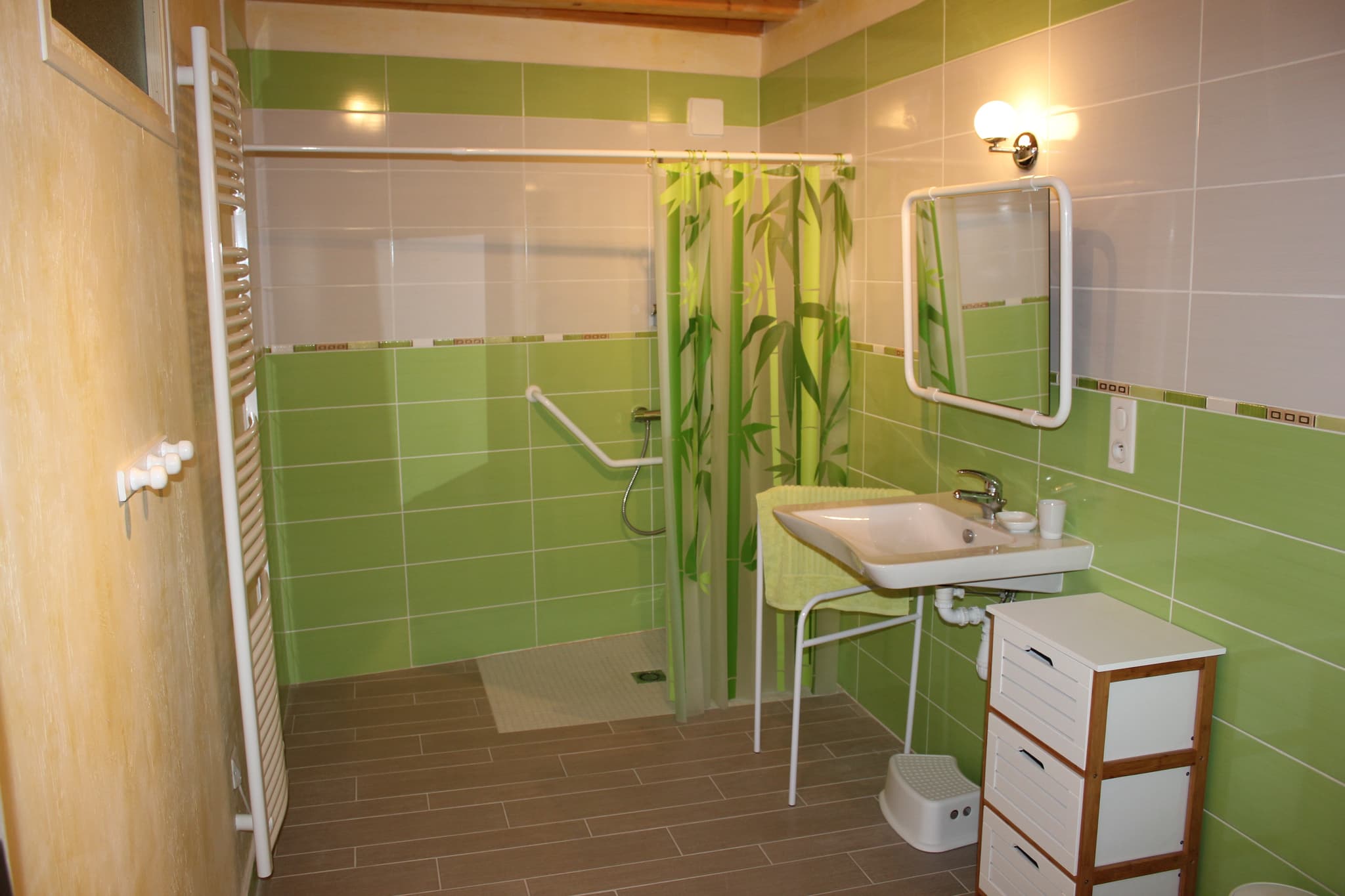 Salle de bains RDC adaptée PMR