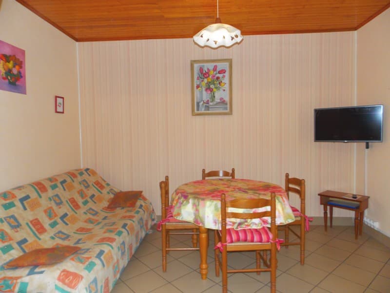 Meublé rue du Chalet  - salle à manger