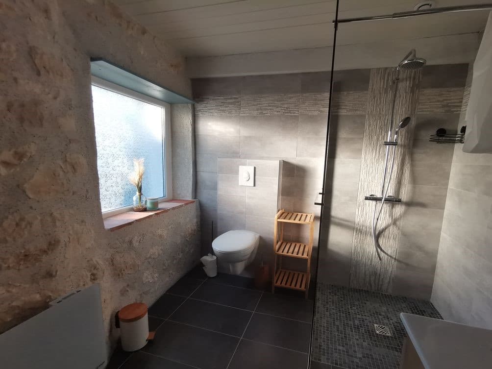 HLOAQU047V50GOM6_Cazideroque_Le Pigeonnier_Bezolles_salle d'eau