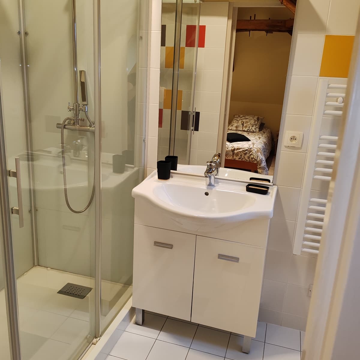 salle d'eau chambre jaune