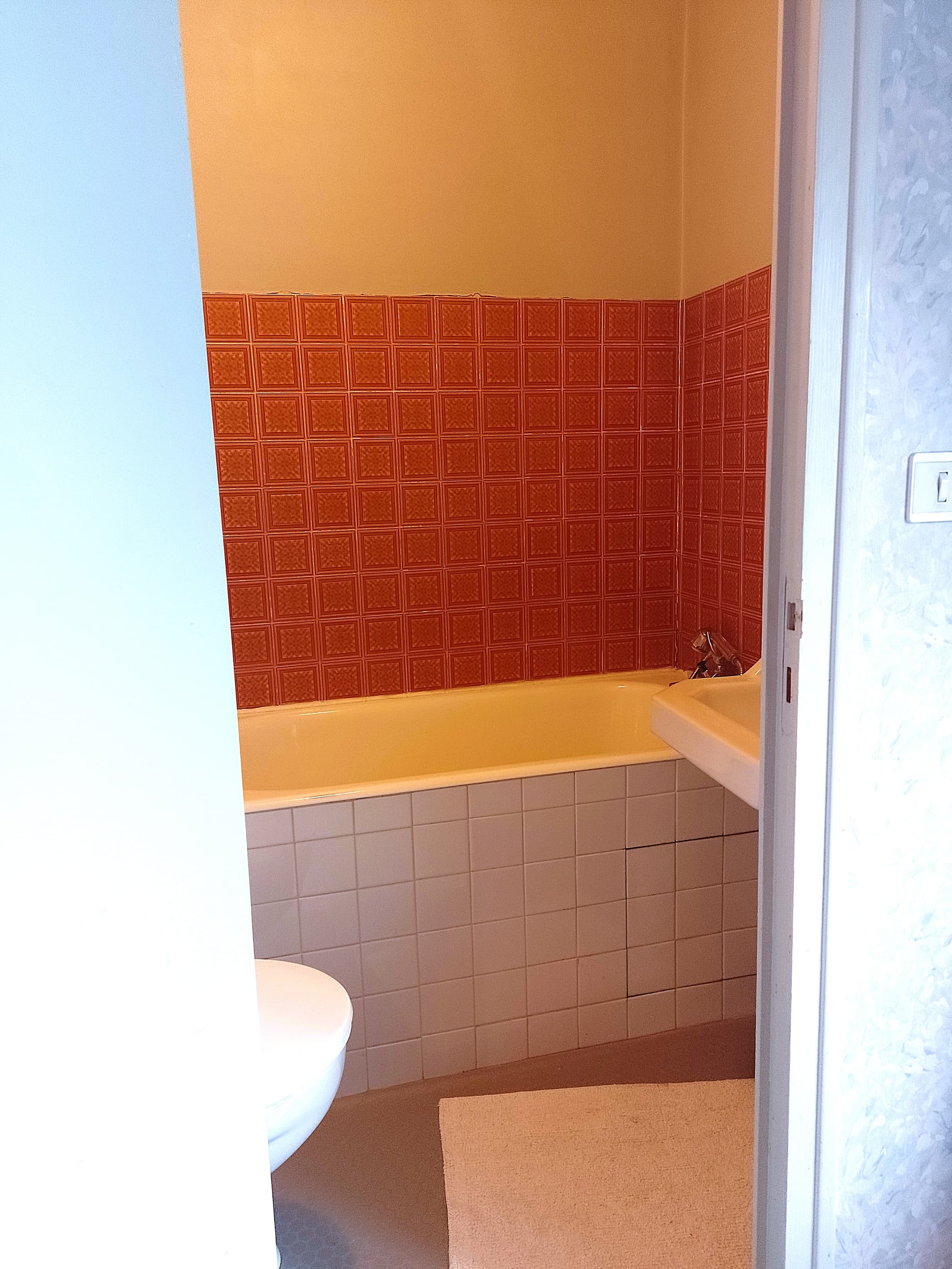 salle de bain -chambre aux tableaux