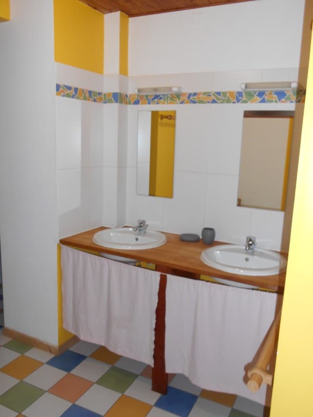 salle de bain partagée entre les chambres 2 et 3