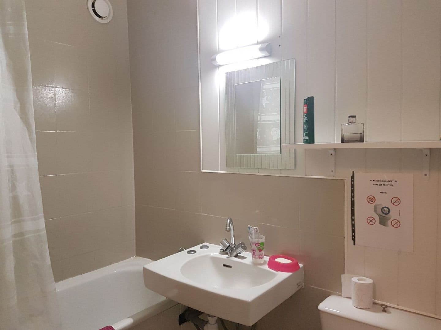 Salle de bain avec baignoire