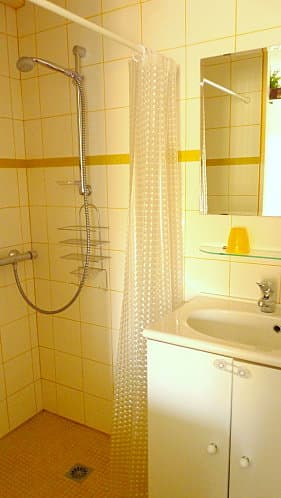 salle de bains jaune