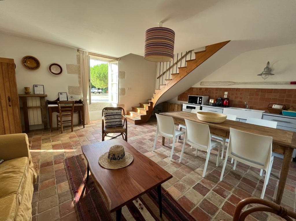 Domaine d'Ancia à Anché _ Vienne_ salle petit déjeuner
