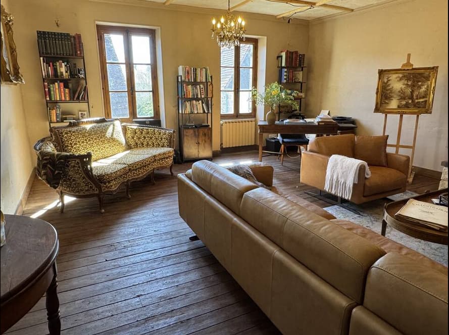 salon ouvert à tous avec tv et coin bureau