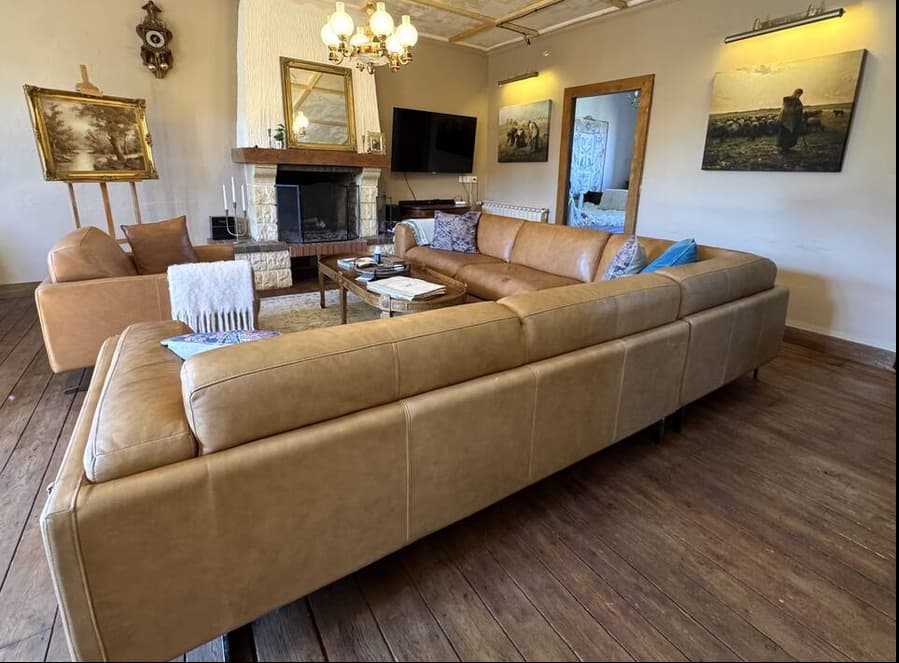 salon ouvert à tous avec tv et coin bureau