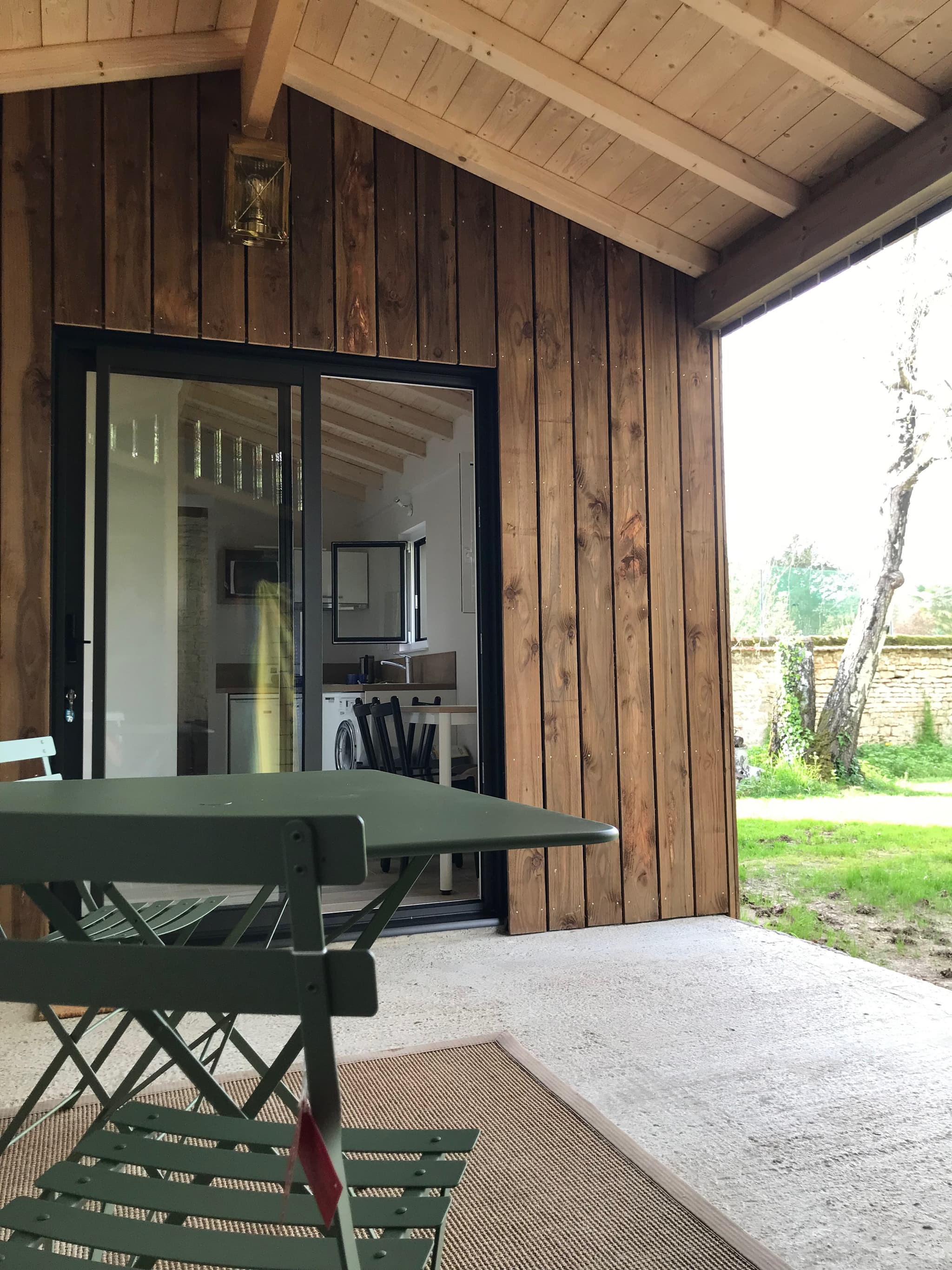 La terrasse avec salon de jardin