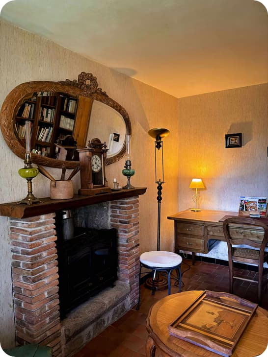 salon lecture avec bureau et bibliothèque