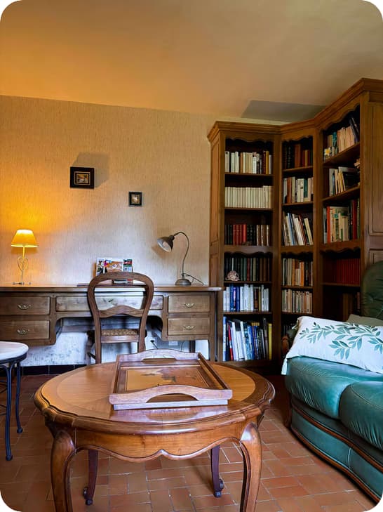 Le salon lecture avec bureau et bibliothèque
