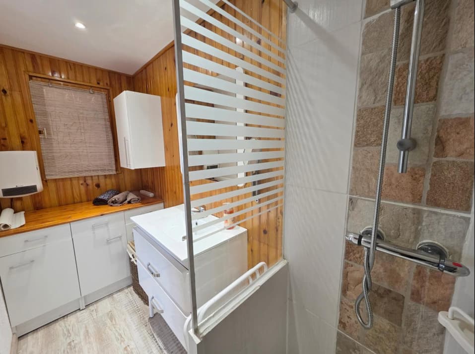 salle de bain avec douche