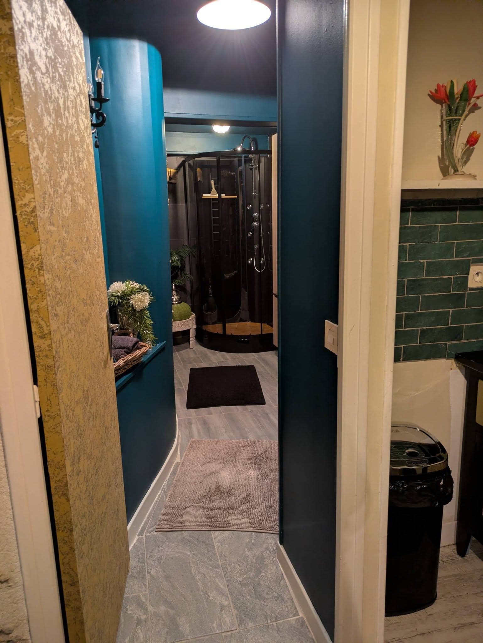 Salle de bain de la chambre "fleurie"