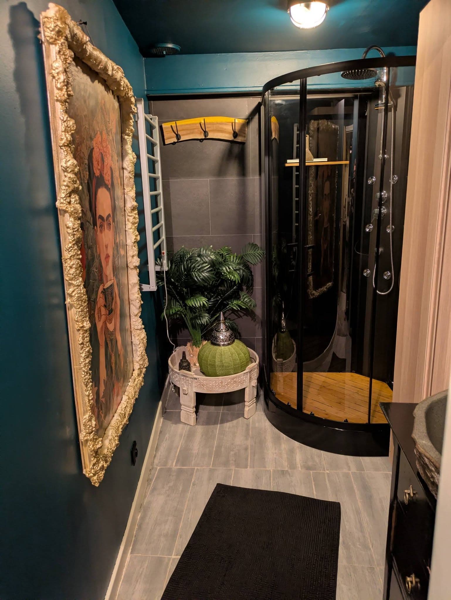 Salle de bain de la chambre "fleurie"