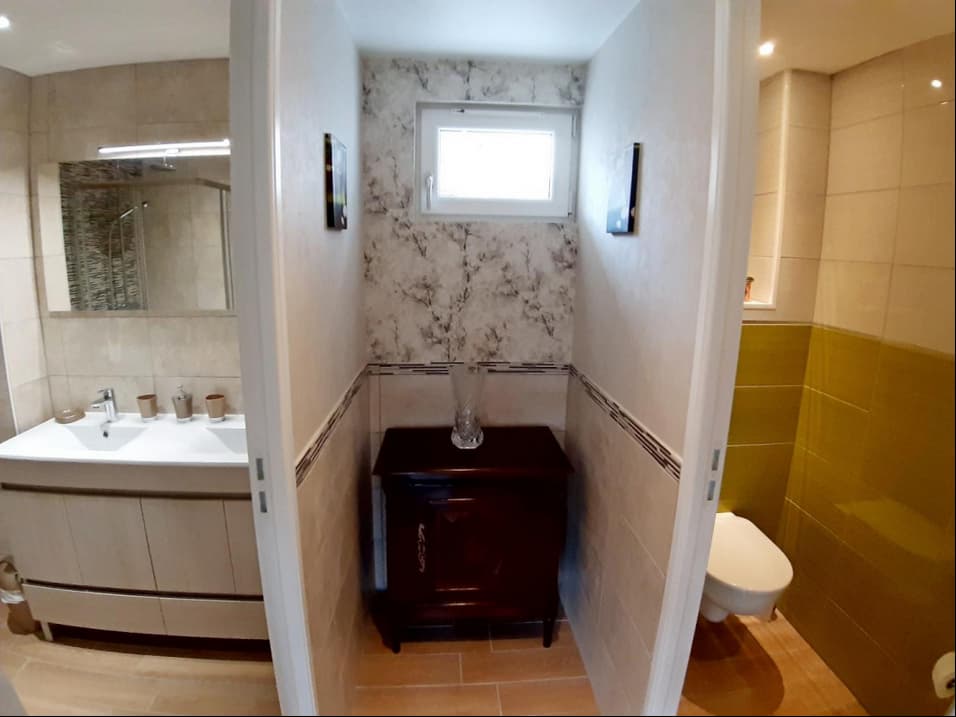 salle de bain du rez-de-chaussée avec WC séparé