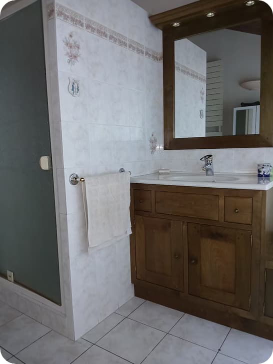 Salle de bain au RDC accessible via 2 marches