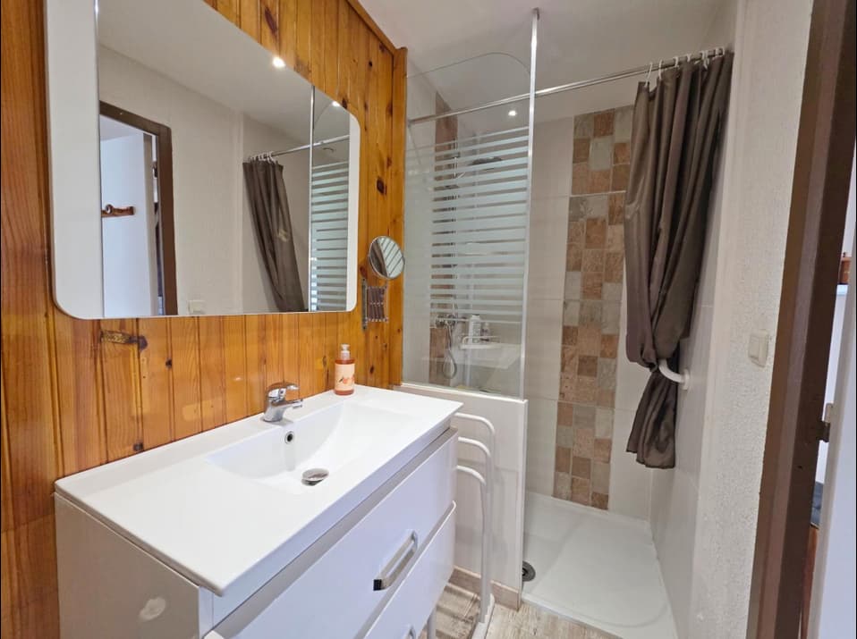 salle de bain avec douche