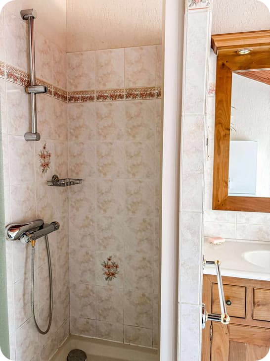 Salle de bain au RDC accessible via 2 marches