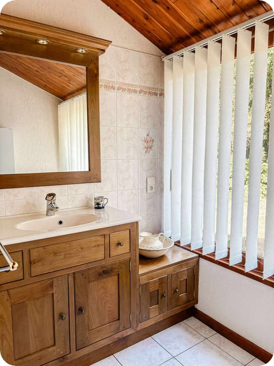 Salle de bain au RDC accessible via 2 marches