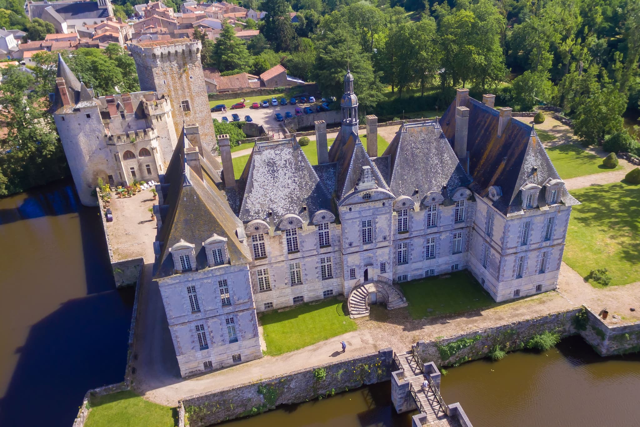 Vue du ciel - Château et Donjon - Saint-Loup sur Thouet