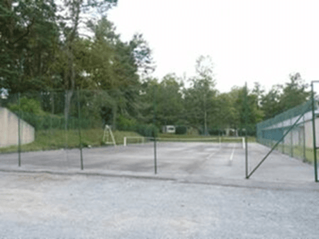 terrain de tennis de Peyrelevade en accès libre