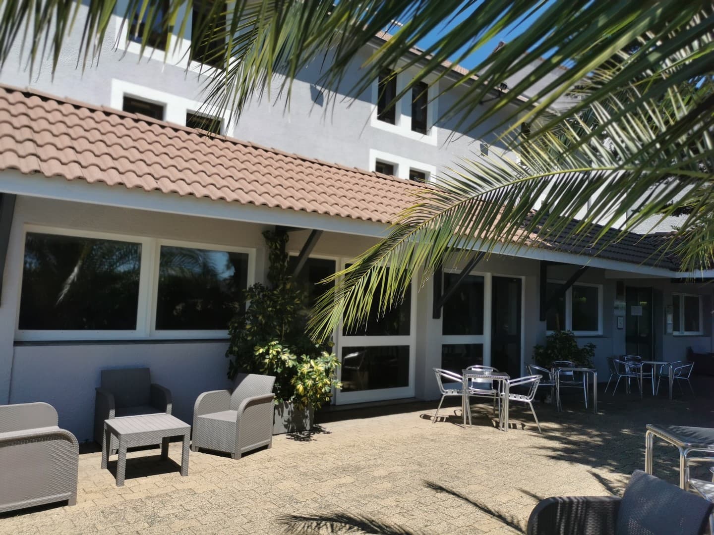Brit Hôtel - Lons - terrasse