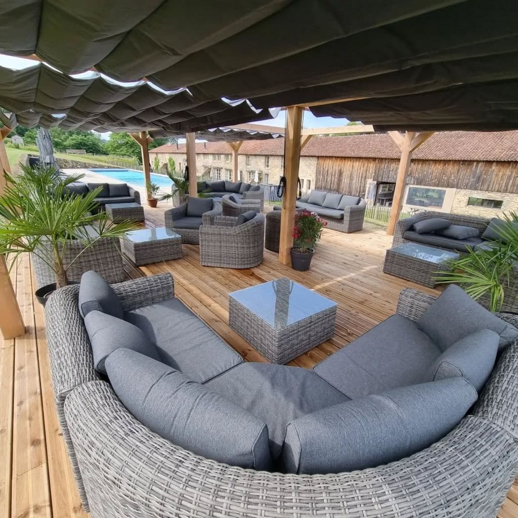 terrasse de la piscine de l'Abbaye du Palais