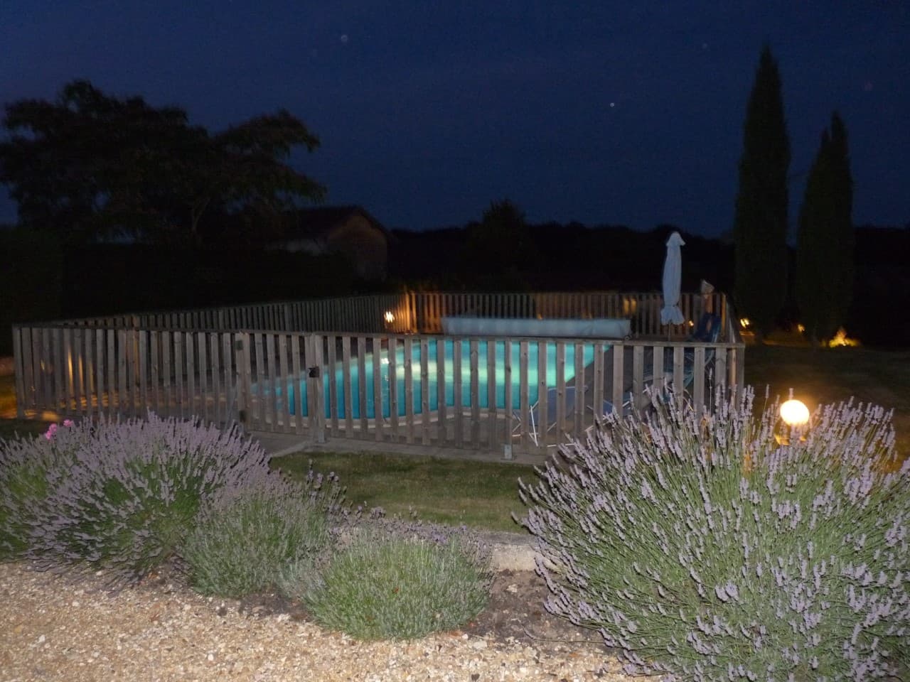 La piscine illuminée du domaine