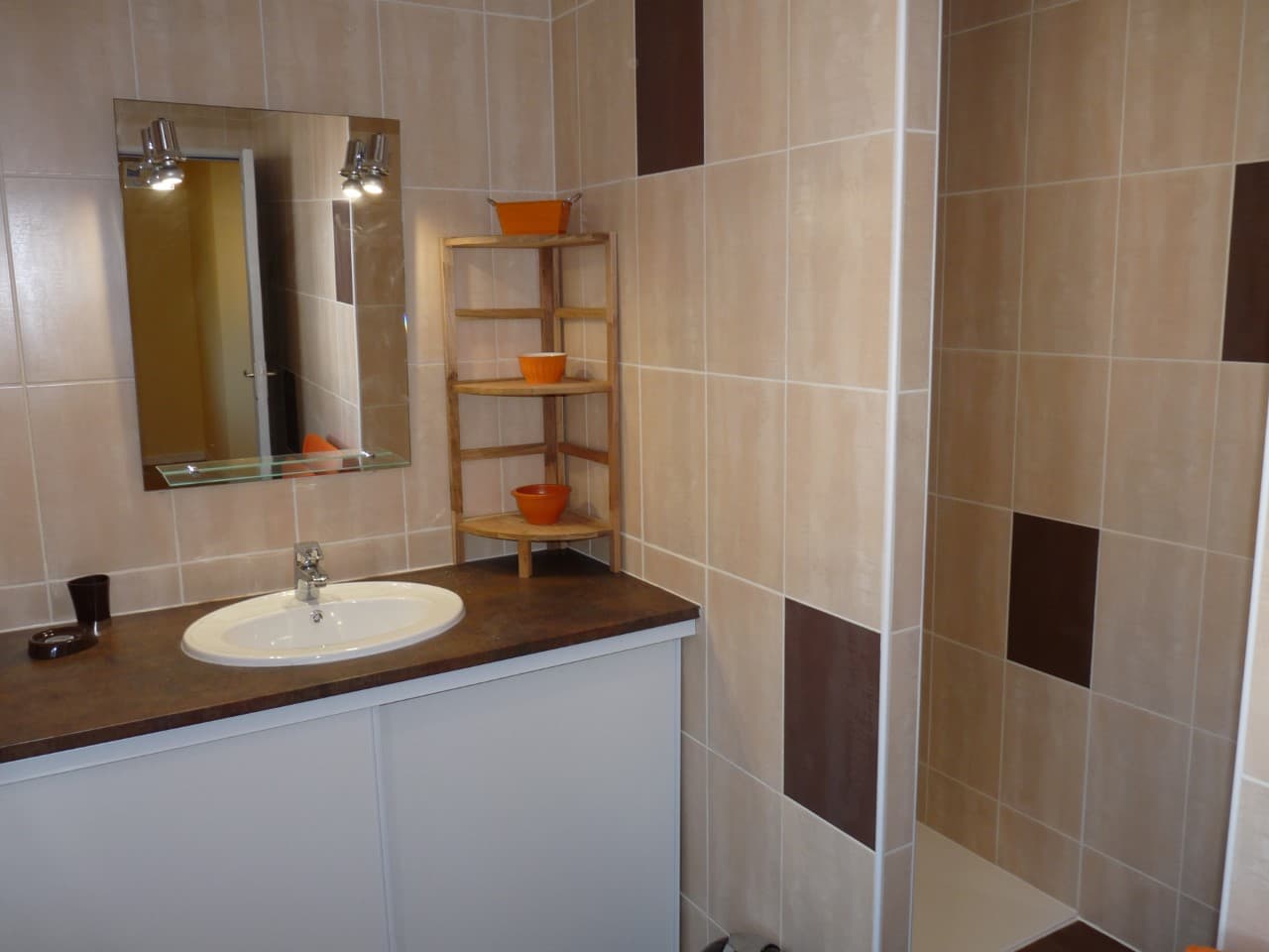Salle d'eau et douche à l'talienne du gîte "le porche"