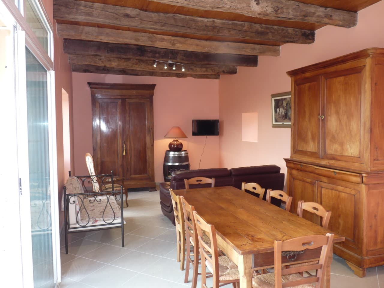 Salle à manger et coin salon du gîte " le porche"