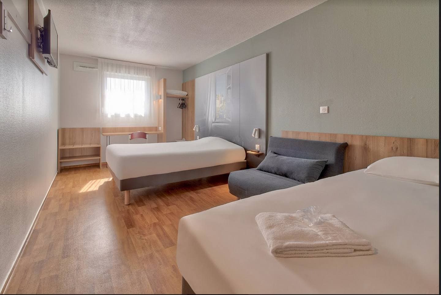 Hôtel B & B - lescar- chambre triple 1