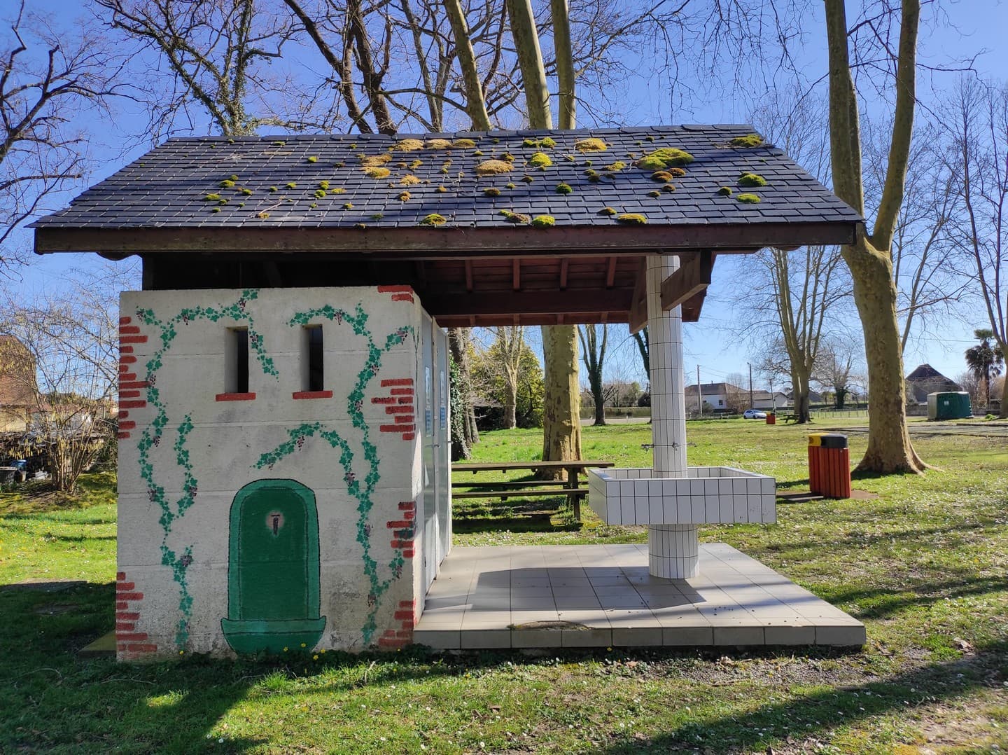 aire de pique nique - Uzein - toilettes