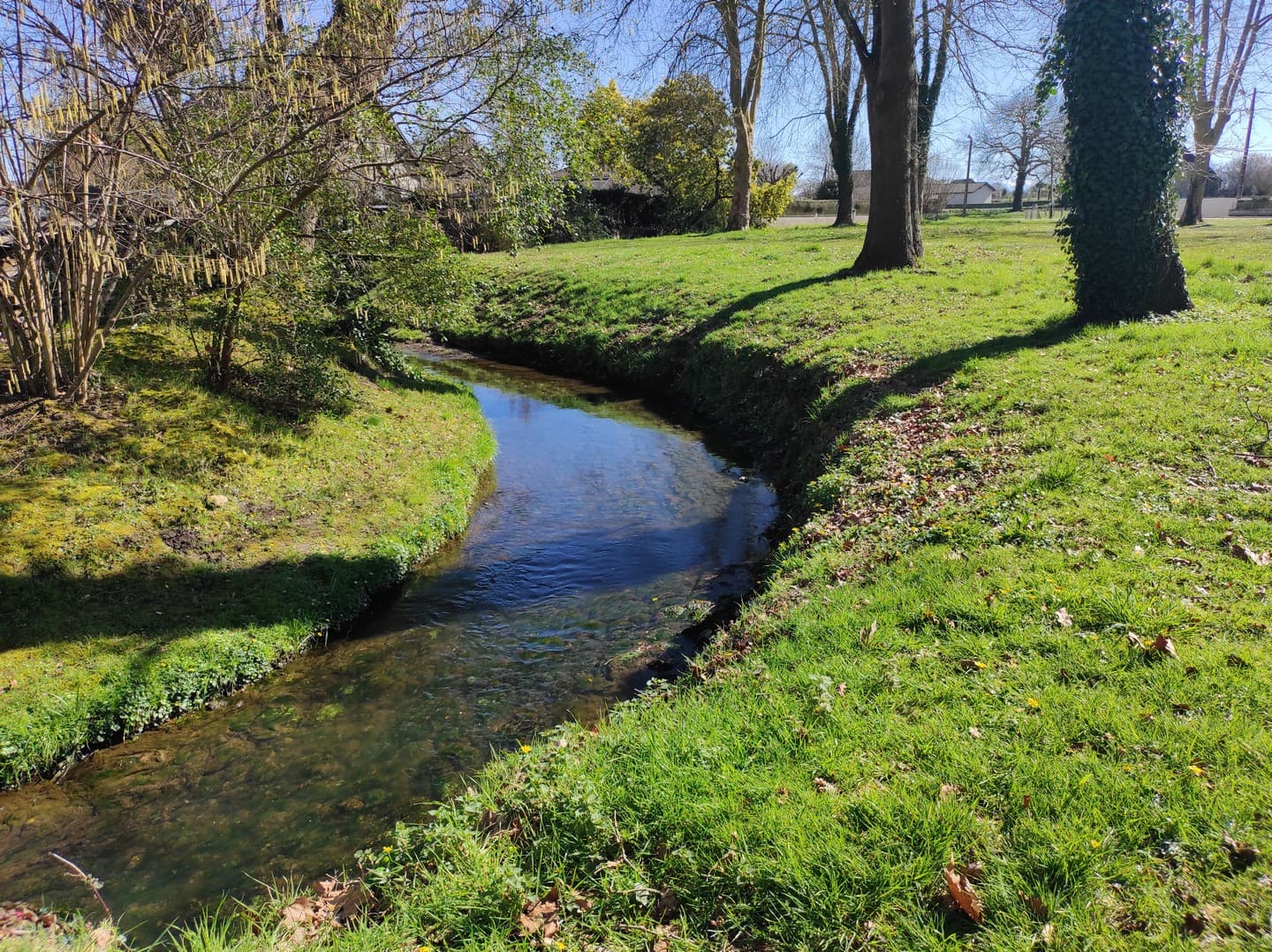 aire de pique nique - Uzein - le ruisseau