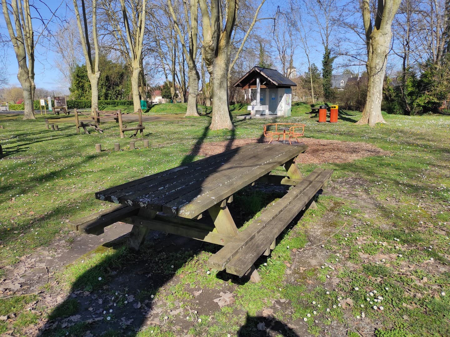 aire de pique nique - Uzein - les tables