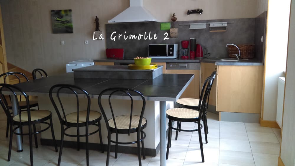 Gîtes de la Grimolle2 cuisine, coin repas