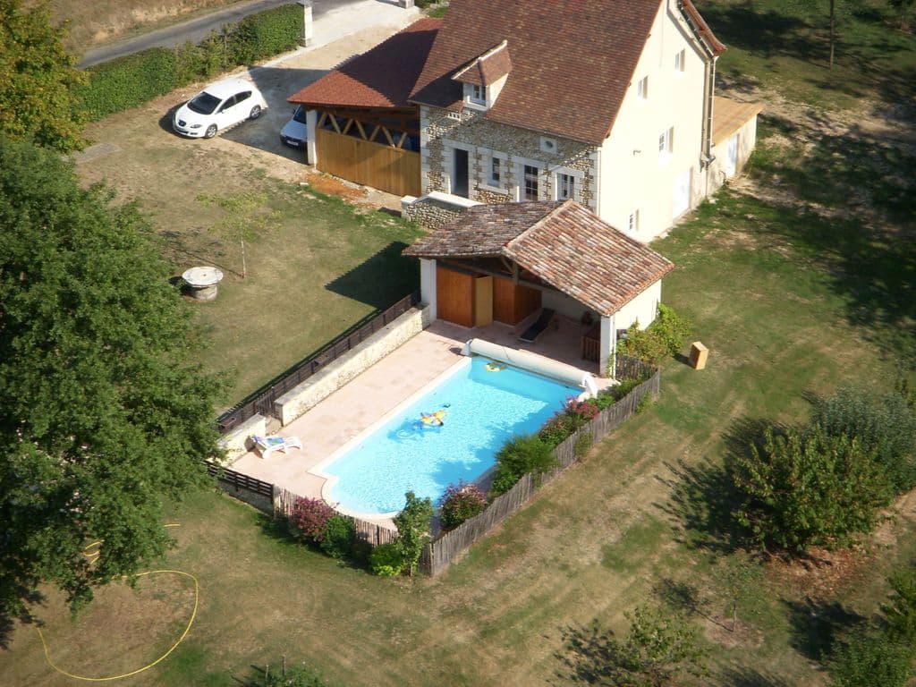 vue_aerienne_piscine_gitetalue_beleymas