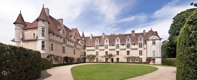 vue-façade-chateau-neuvic-visite-guidée-