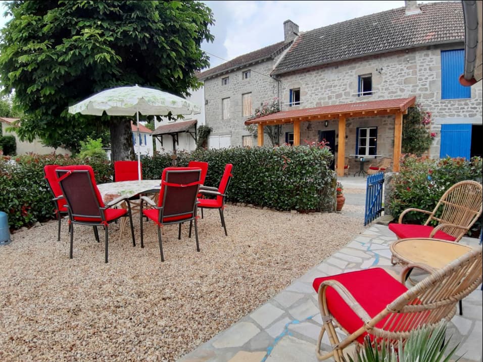 Vue du gîte avec cour aménagée