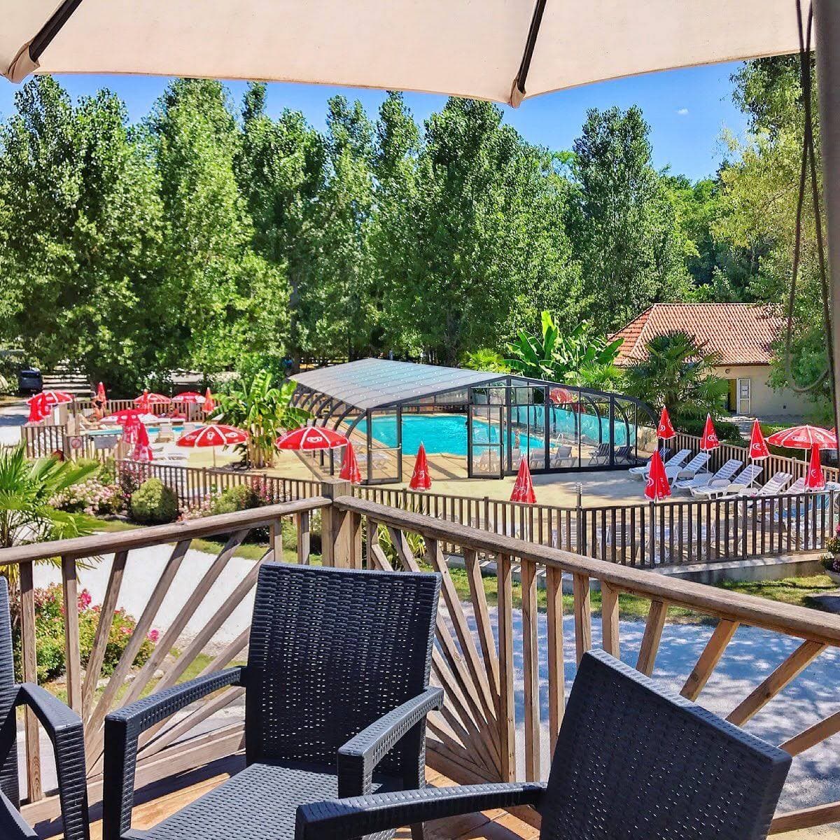 vue-terrasse-camping-la-pelonie