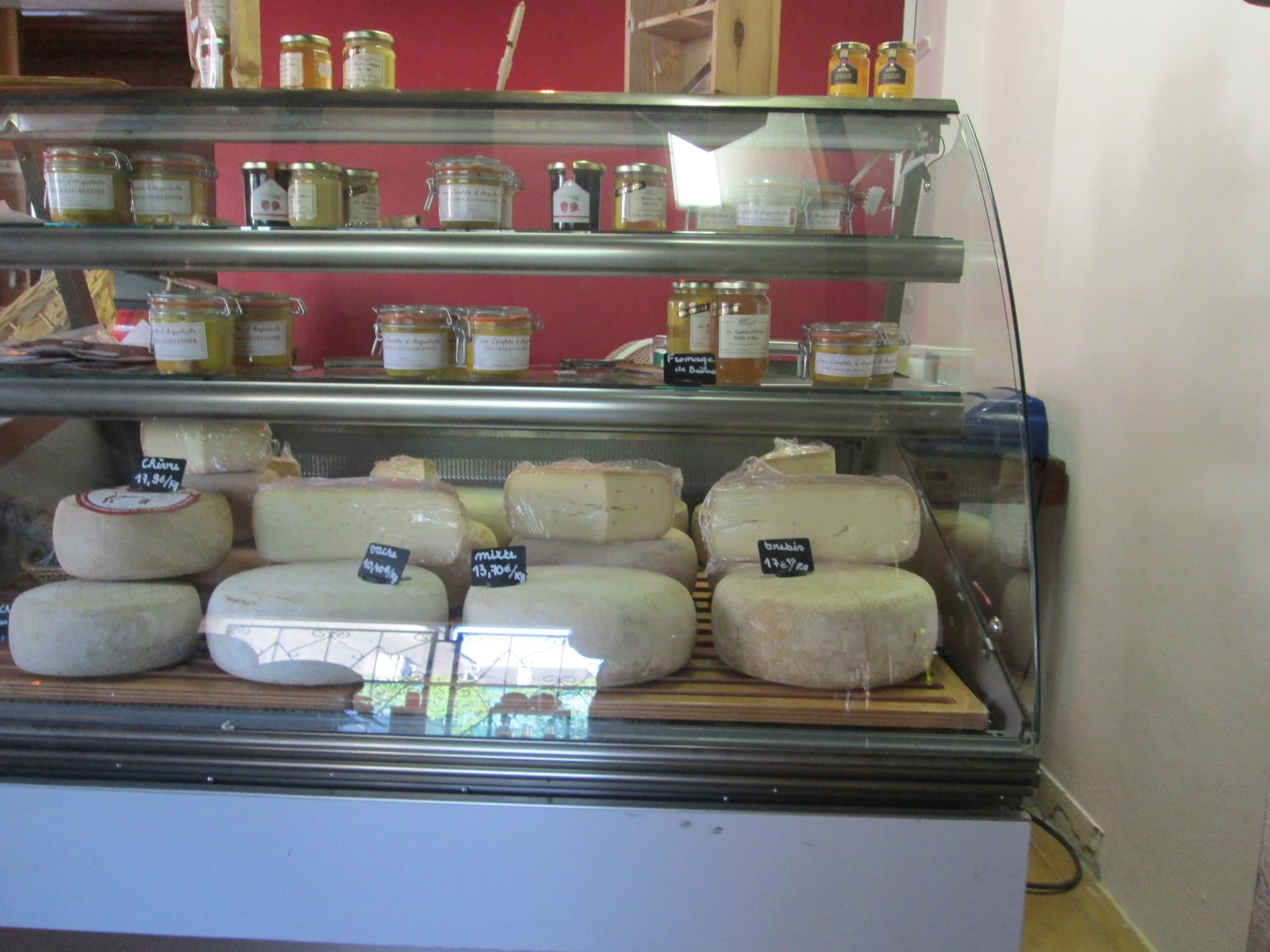Fromage charcuterie oeufs foie gras