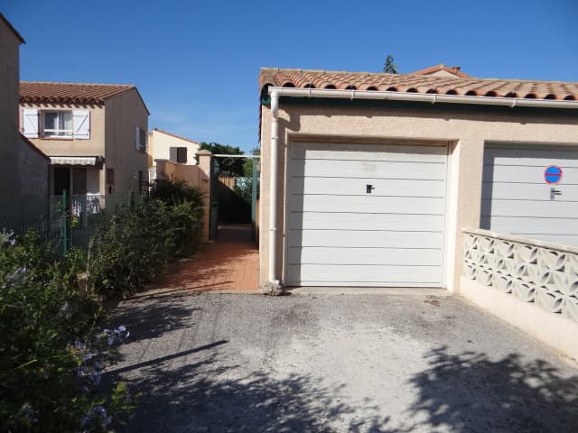 Garage parking fermé et accès maison