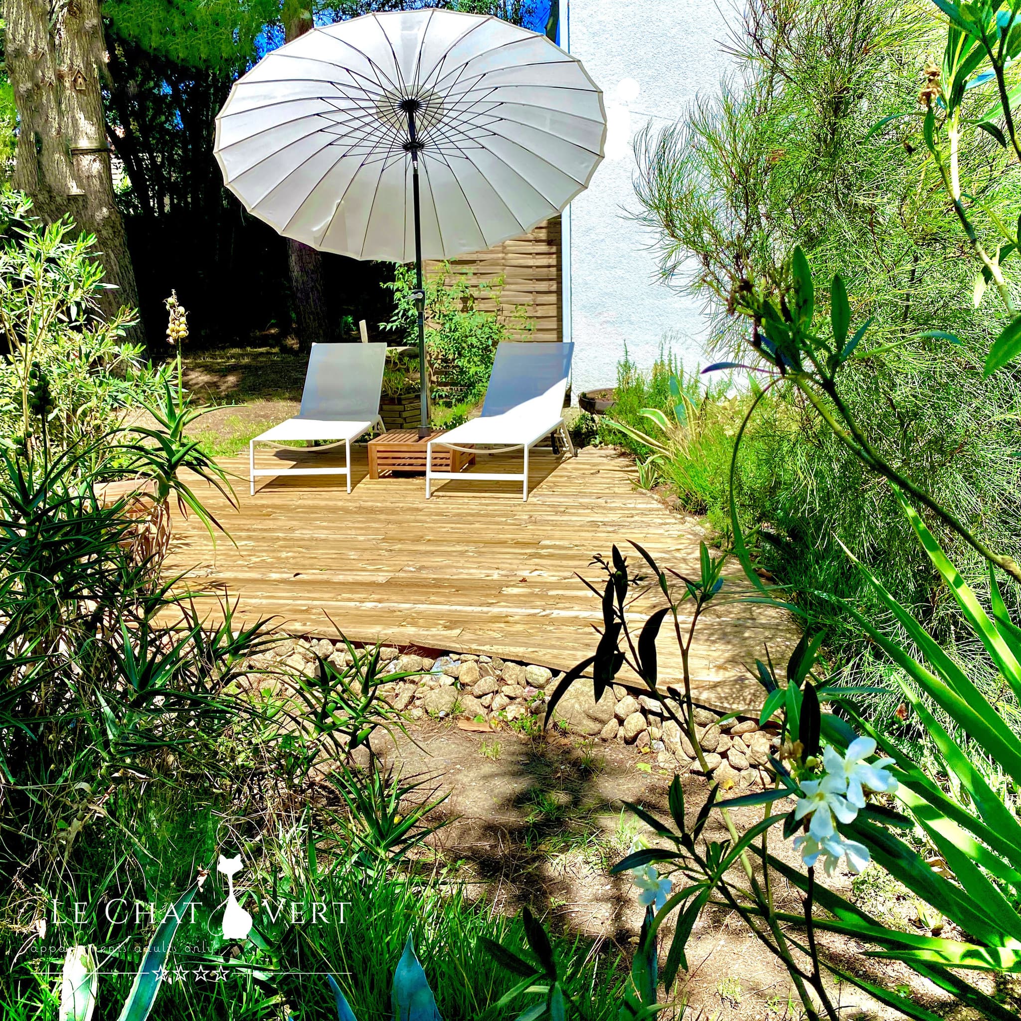 Le Chat Vert - Gîte de Charme****, jardin avec terrasses détente