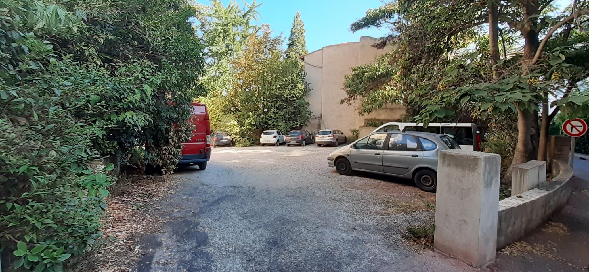 Parking à l'arrière de la résidence