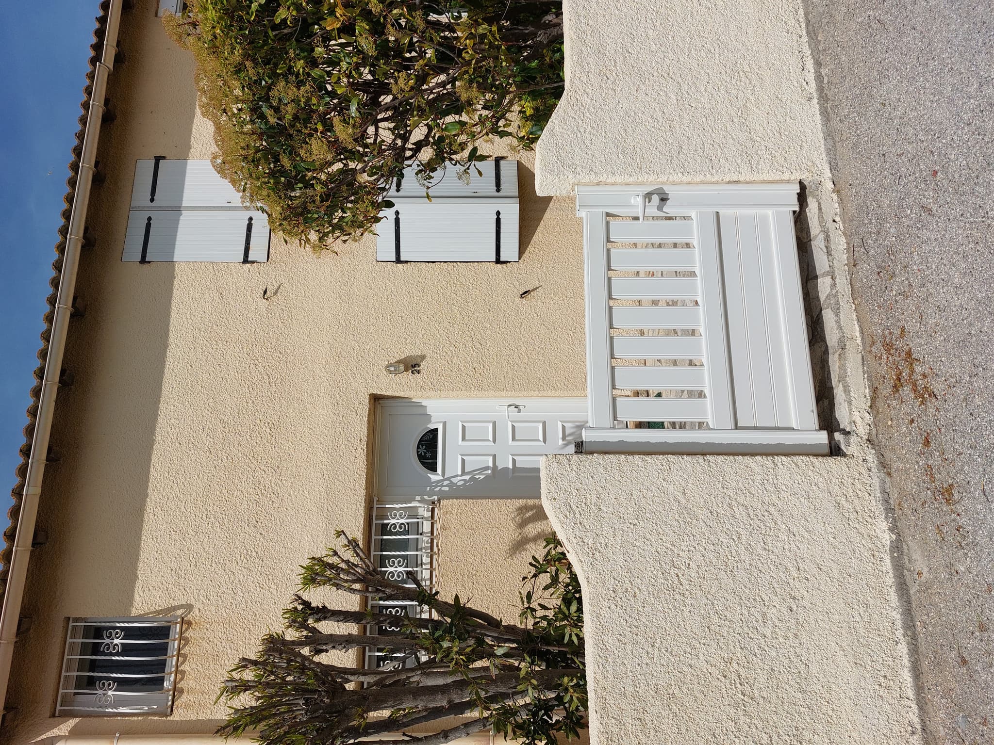 Devant de la maison dans l'impasse